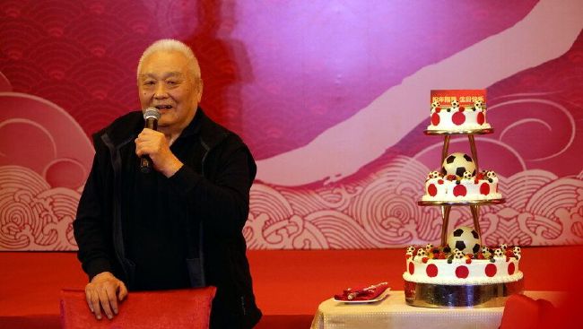 切尔西官方更新社交媒体动态，祝斯特林29岁生日快乐。